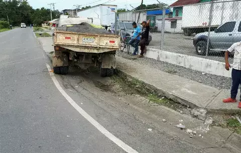 Joven queda bajo las llantas de un camión en Bocas