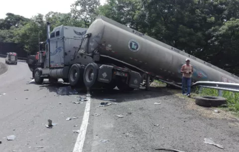 Se accidenta camión cisterna en Loma Campana