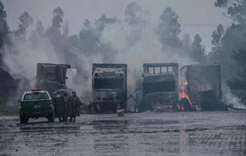 Encapuchados queman 18 camiones con alimentos en el sur de Chile