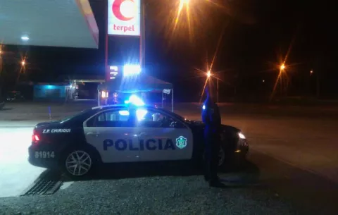 Asaltantes someten a propietario de abarrotería con arma de fuego