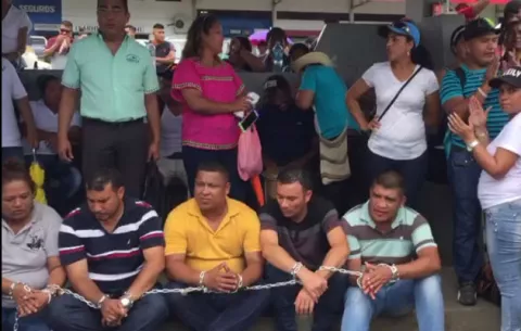 Docentes seguirán en huelga pese a descuentos y destituciones