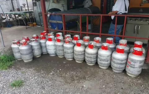 Sancionan a comercios por vender tanques de gas a ticos