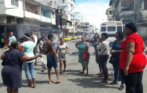 Protestan en calle de la ciudad de Colón por aguas estancadas