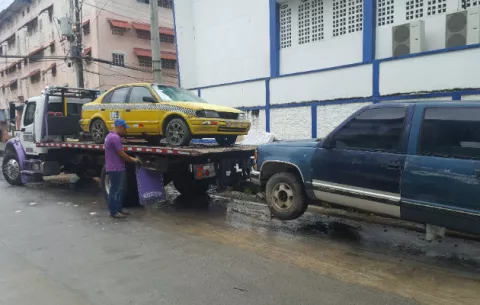 Funcionarios del municipio recoge chatarras en la ciudad de Colón