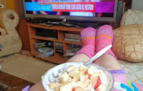 Algunos riesgos por comer al frente del televisor