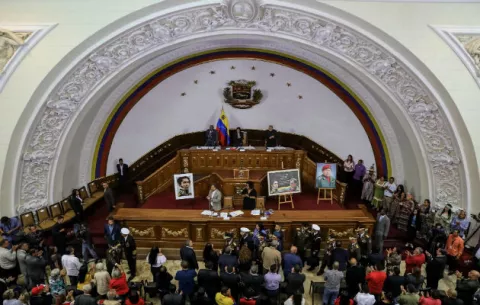 Gobierno de Maduro avanza con demoledora contra instituciones no aliadas