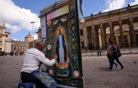Artista callejero de Bogotá ultima cuadro de la virgen para el papa Francisco