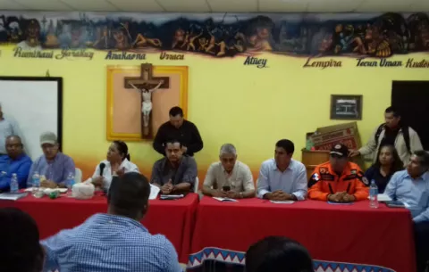 Docentes cierran entrada a los ministros para que no salieran 