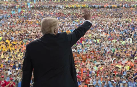 Trump registra sus niveles más bajos de popularidad desde que es presidente