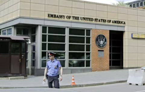 EE.UU. suspende su emisión de visas a no migrantes en Rusia 