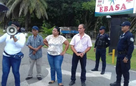 Familiares de quemados protestan para pedir apoyo de la empresa