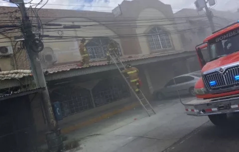 Conato de incendio frente a locales comerciales de Santiago