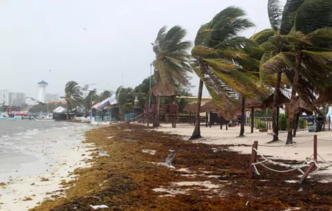 La tormenta tropical Gert se mueve hacia aguas abiertas del Atlántico