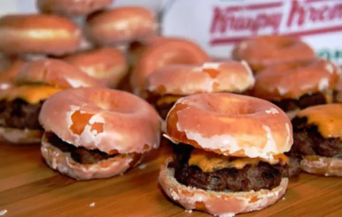 Una extraña manera de comer hamburguesa