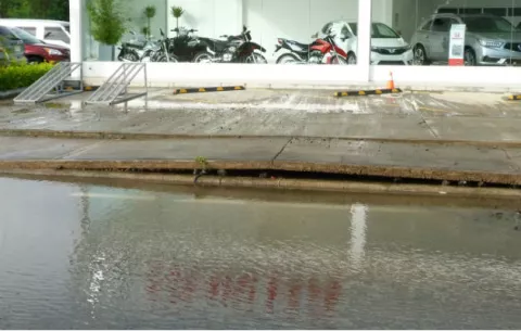Un río de agua potable corrió por la vía Circunvalación de Chitré