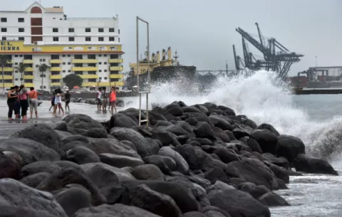 Huracán Gert avanza hacia aguas abiertas del Atlántico y puede fortalecerse
