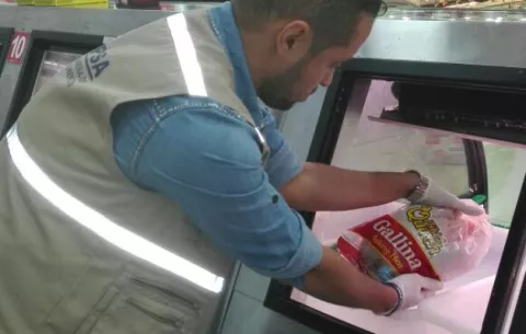  Retiran pollos importados que se vendían descongelados