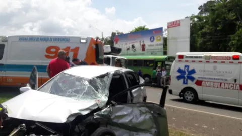 Mujeres quedan atrapadas en la carrocería del vehículo