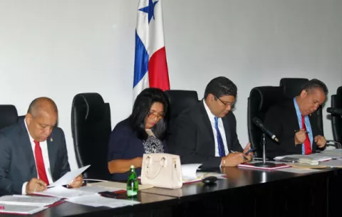 Analizarán reglamentación de clínicas estéticas en el país