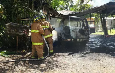 Llamas consumen camioneta en Bocas del Toro 