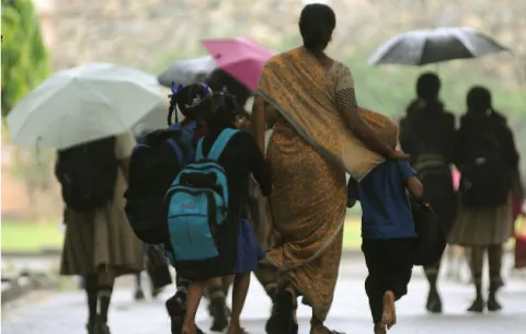 Niña de 10 años violada da a luz a una bebé en la India