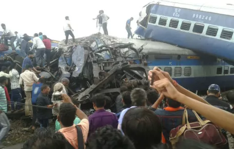 Accidente ferroviario causa la muerte de 23 personas en India