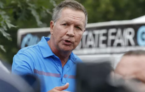 El gobernador Kasich le pide a Trump que acabe con el caos en la Casa Blanca 
