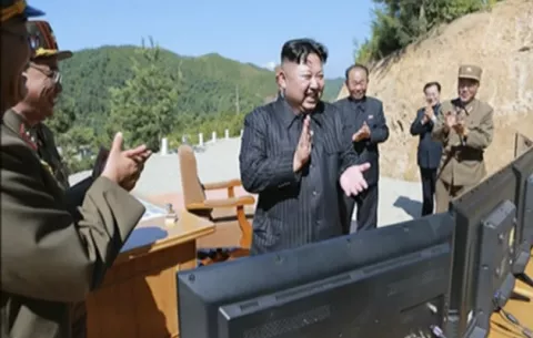 Kim Jong-un examina los planes del bombardeo de las inmediaciones de Guam
