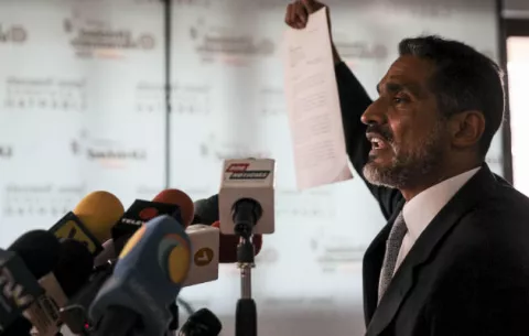 López tiene prohibido transmitir información desde su arresto domiciliario