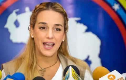 López pide no decaer en la lucha y anuncia embarazo de su esposa