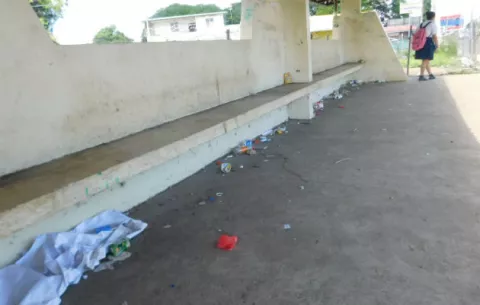 Convierten parada de buses en La Villa en un botadero de basura