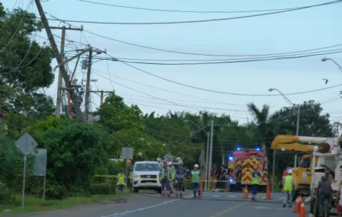 Moradores de La Arena pasan un calvario sin servicio eléctrico