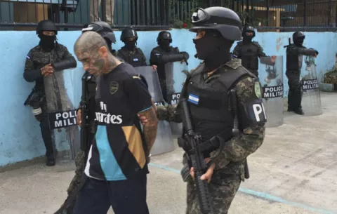 Testigo dice que maras salvadoreñas recibieron dinero de políticos