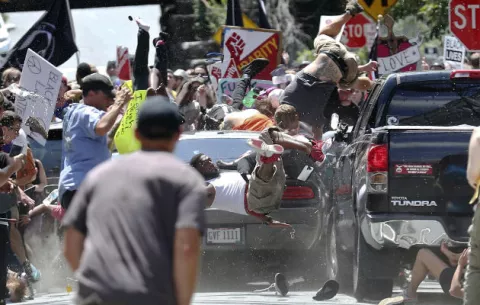 Tres muertos y más de 20 heridos tras violenta marcha supremacista en EE.UU.
