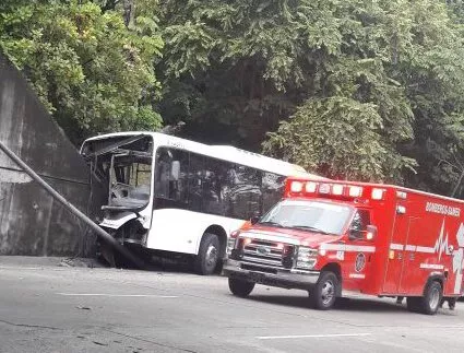 Diez heridos tras el choque de un metrobus contra base de un puente