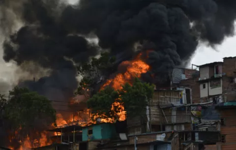 Declaran calamidad por incendio que afectó 471 familias en Medellín, Colombia