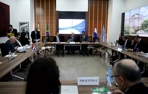 Mercosur aplica "cláusula democrática" y amplia suspensión contra Venezuela