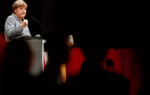 Merkel abre su campaña apelando al pleno empleo y al déficit cero