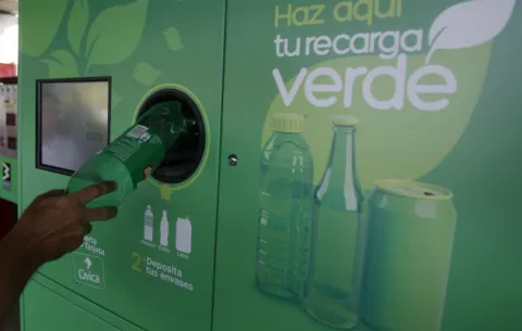 Metro de Medellín estrena máquina que cambia botellas recicladas por viajes