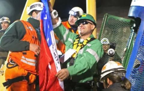 Minero que escribió "estamos bien los 33" está recluido en un psiquiátrico 