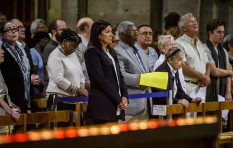 Notre Dame de París recuerda con una misa a las víctimas de los atentados