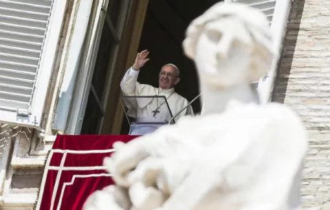 El papa pide "liberar al mundo" de la "violencia inhumana" del terrorismo