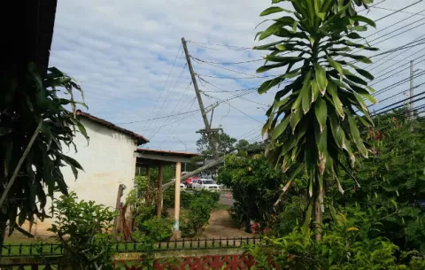 Camión se engancha en cables y deja sin luz a La Arena