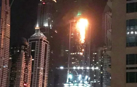 En Dubái, incendio afecta a uno de los rascacielos más altos del mundo
