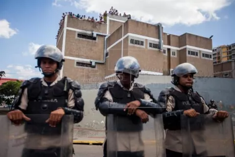 Al menos 37 muertos y 14 funcionarios heridos en toma de penal en Venezuela
