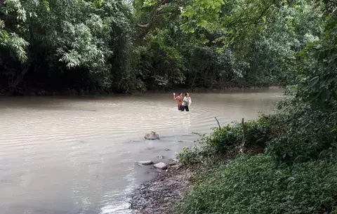 Temen ser arrastrados por la corriente ante la falta de un puente en Las Delicias