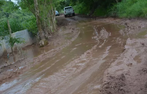 Vía hacia fincas agrícolas y ganaderas afectada por drenajes de proyecto 