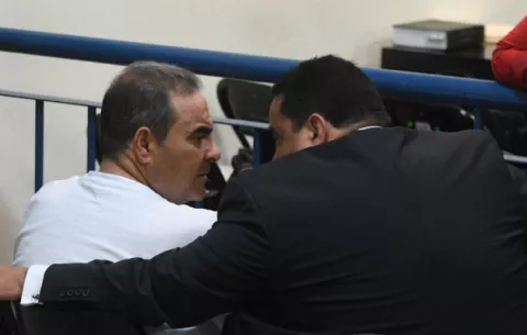 Expresidente salvadoreño Saca es procesado por soborno y sigue en prisión