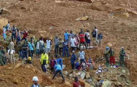 Continúa la búsqueda de unos 600 desaparecidos en Sierra Leona