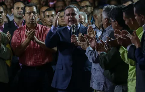Saab, un chavista fiel llamado a hacer "justicia" en la crisis venezolana
